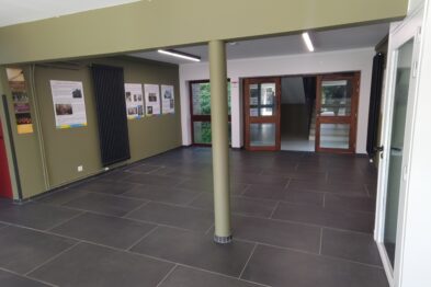 Hall d'entrée (espace Martin LUTHER) donnant sur les salles de réunion Sarah Monod et Bernard Palissy, et sur l'espace Jean Calvin à l'étage mis à disposition à Sèvres. Il accueille des expositions temporaires et permanentes.