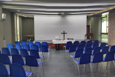 Vue depuis le public de l'estrade de l'espace Jean CALVIN mis à disposition à Sèvres