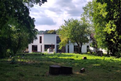Jardin à l'arrière du bâtiment mis à disposition à Sèvres.