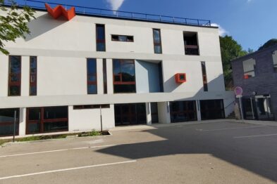 Façade et parking du bâtiment mis à disposition à Sèvres donnant sur la rue.